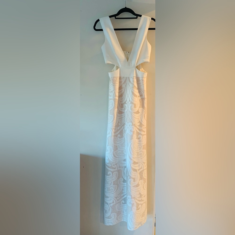 BCBG MAXAZRIA Marilyne color off white size 4 brand new never worn